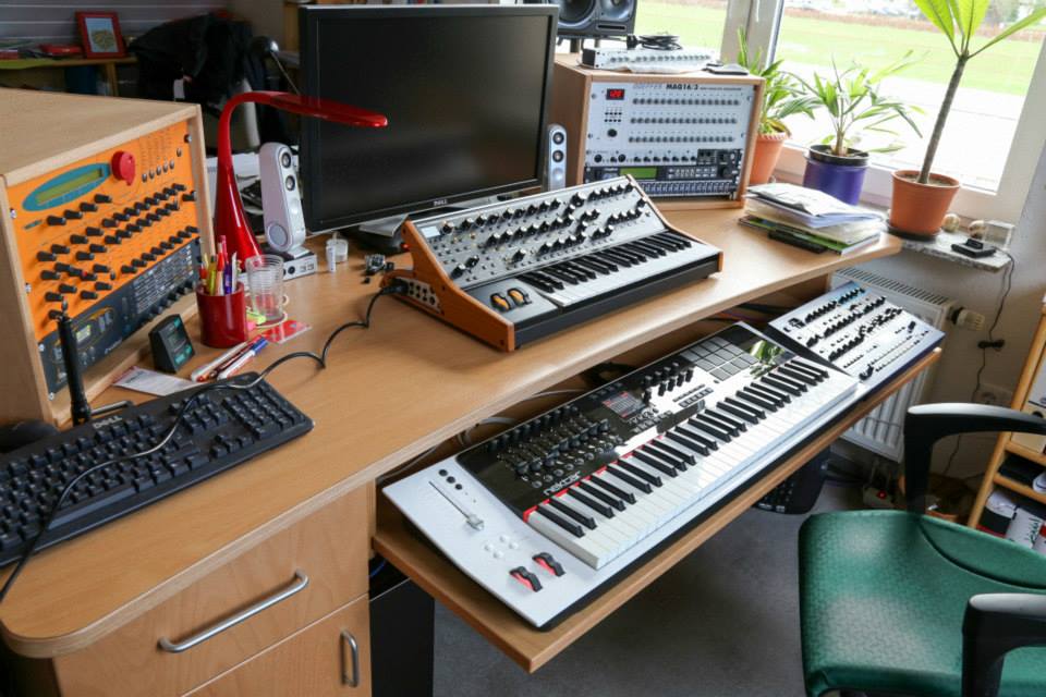 Helge Haug Studiotisch für Synths by Music Customs